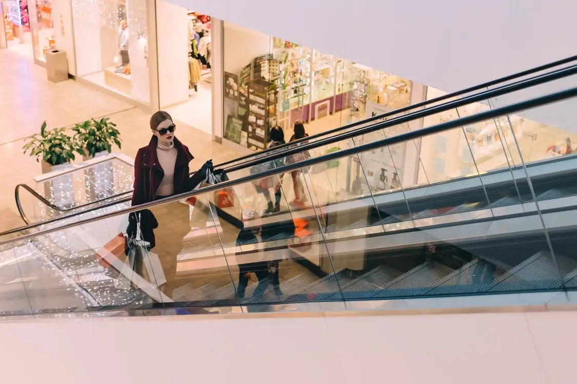 Shoppers op de roltrap van een winkelcentrum